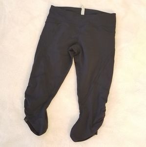 Lululemon black legging crops size 6